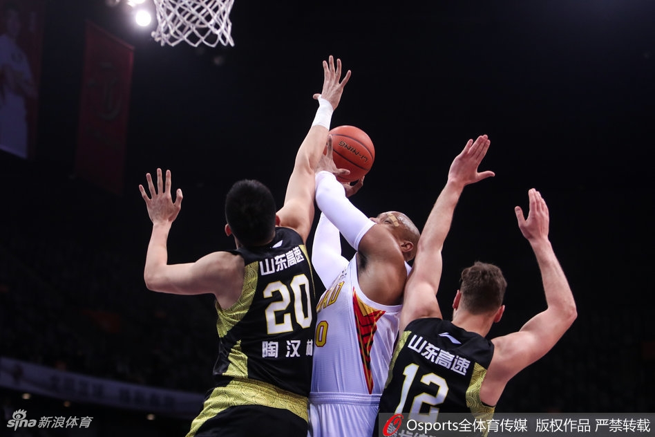 丁彦雨航持球强行突破，面对双人夹击依然强行起跳，空中对抗后艰难将球抛向篮筐。