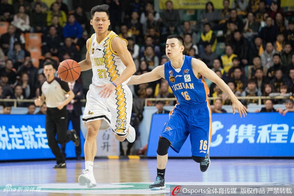 广厦小将赵岩昊如出膛炮弹般迅猛反击，接福特森妙传后双手灌筐，青春风暴势不可挡