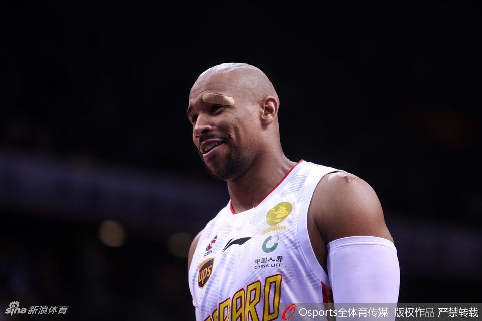 萨林杰高举双臂握拳怒吼，庆祝自己再度得分，身旁的山东球员面露无奈与沮丧。