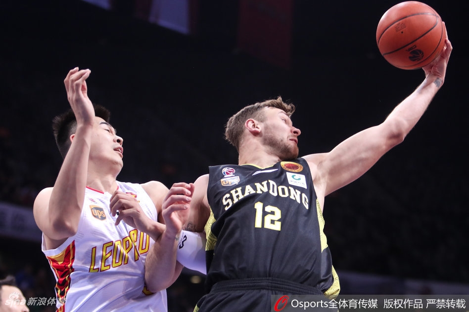 顾全侧翼持球面对防守，手腕轻抖，篮球划出一道彩虹，精准钻入网窝，瞬间点燃替补席的激情。