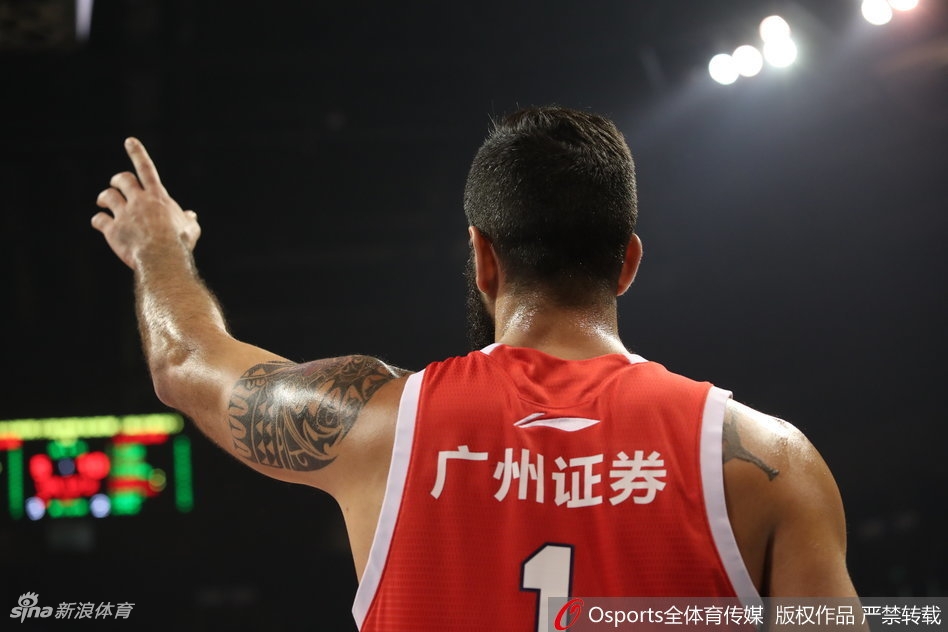 同曦队的宋建骅高高跃起，在空中与对手进行激烈身体对抗后，以一个小拉杆的动作将球送入篮筐，瞬间点燃了全场观众的激情。