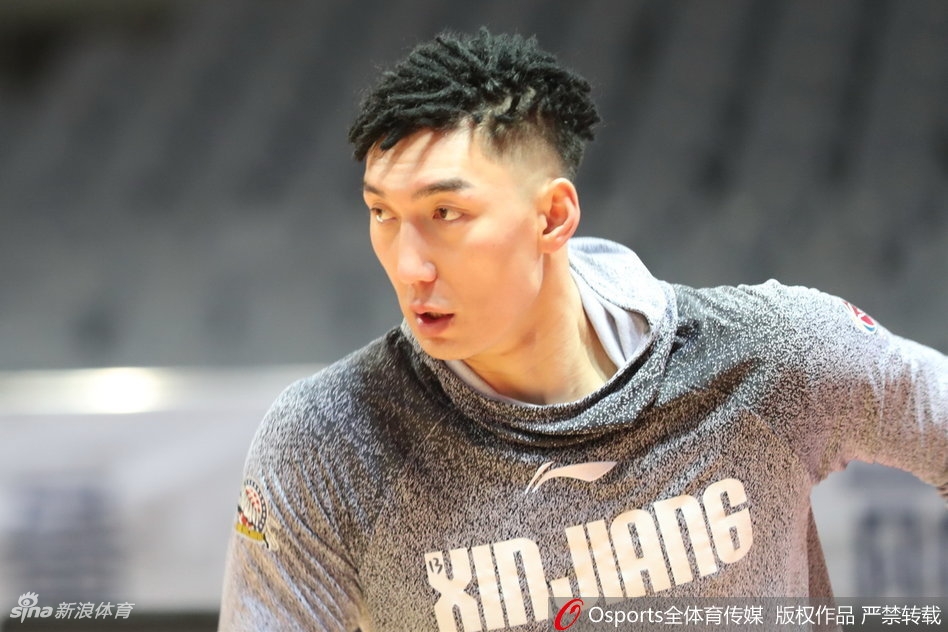 队长可兰白克·马坎在底角稳稳出手三分,眼神如鹰隼般锐利,作为球队的外线防守大闸,他的进攻同样不可或缺。