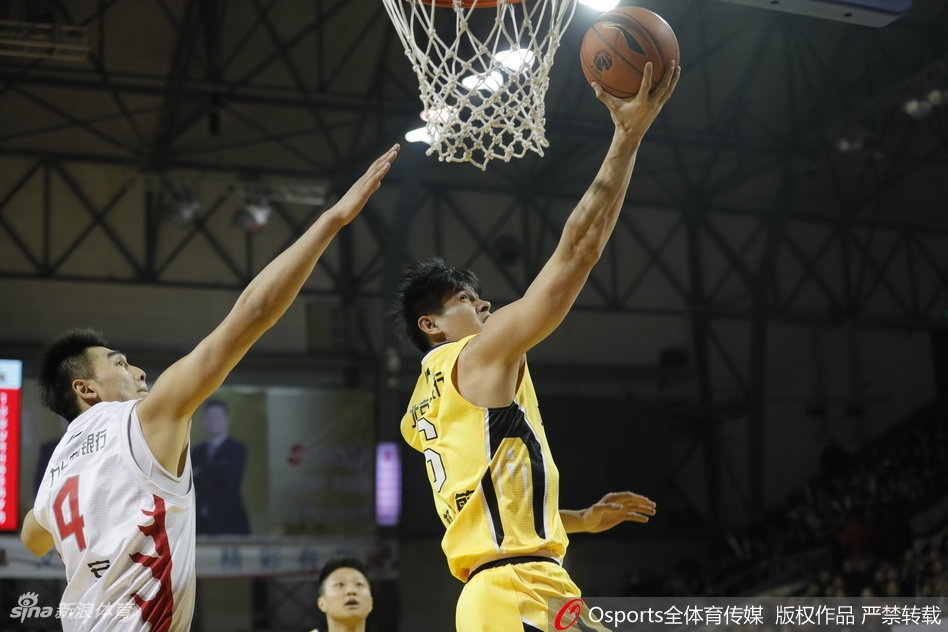 马布里在客场比赛中眼神坚毅,持球面对吉林队防守球员,他的每一次突破都让主队防线风声鹤唳。