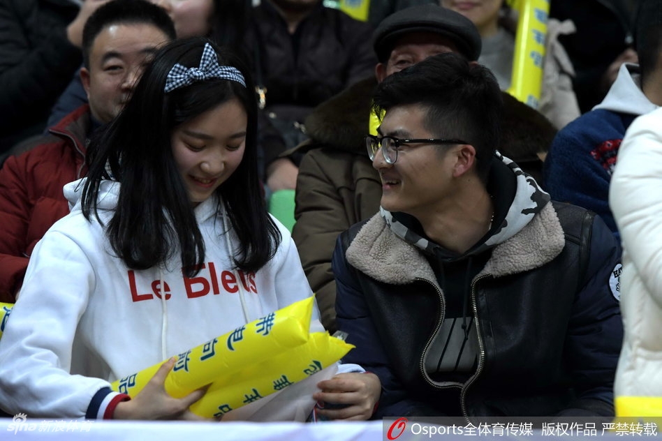 赛后,刘炜与这对因篮球而结缘的新人合影留念。他亲切地揽着这位幸运男球迷的肩膀,画面定格在篮球、汗水、爱情与梦想交汇的这一刻,成为CBA赛场又一段广为流传的佳话。