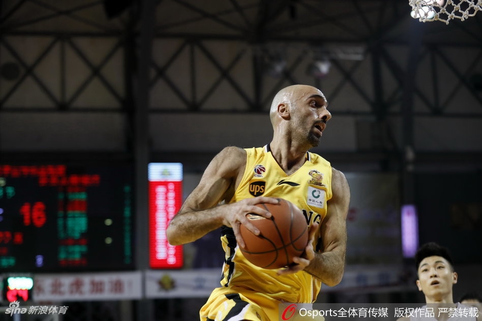 杨敬敏外线发炮稳稳命中,防守他的高诗岩虽然奋力封盖,却也只能望球兴叹,目送篮球坠入网窝。