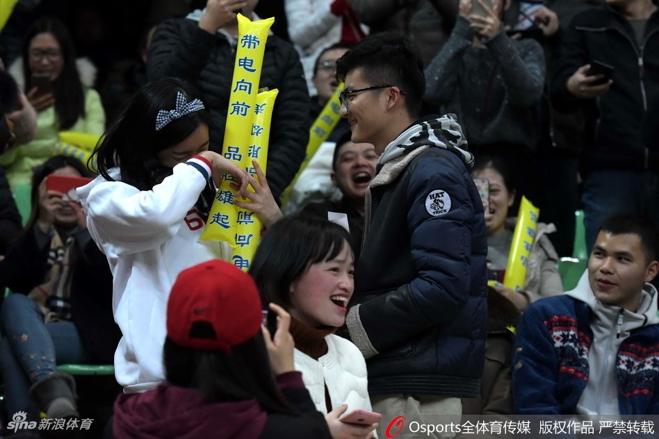 在四川队主场明亮的聚光灯下,一位勇敢的四川男球迷在全场上万名观众的注视下,缓缓单膝跪地,向他心爱的女孩伸出握着戒指的手,眼神中满是期待与真挚。