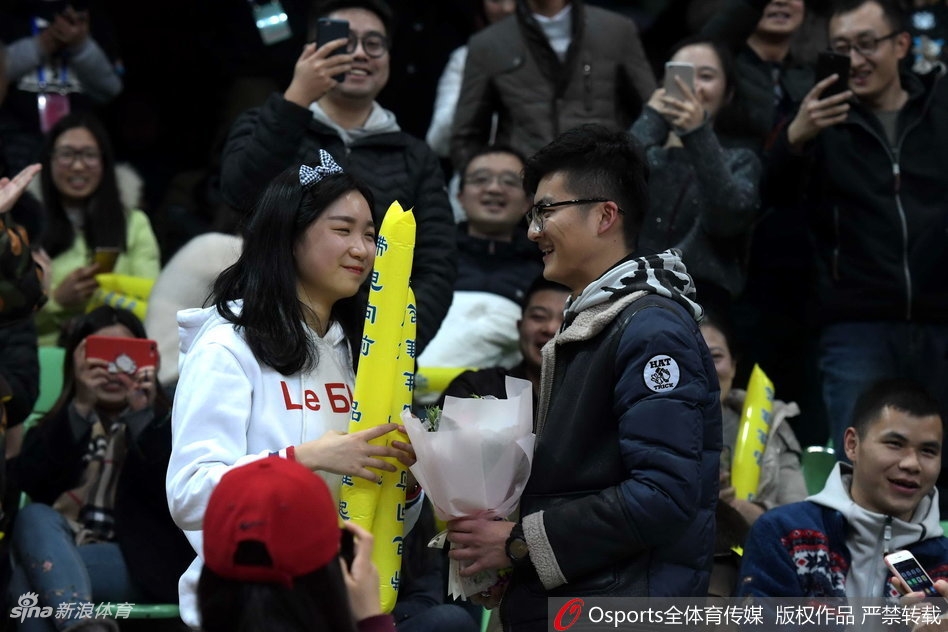 女孩面对这突如其来的幸福,惊喜地捂住了嘴巴,眼中闪烁着感动的泪光。在周围球迷整齐划一的“答应他”的欢呼声中,她含笑点头,接受了这份在篮球圣地许下的爱的承诺。