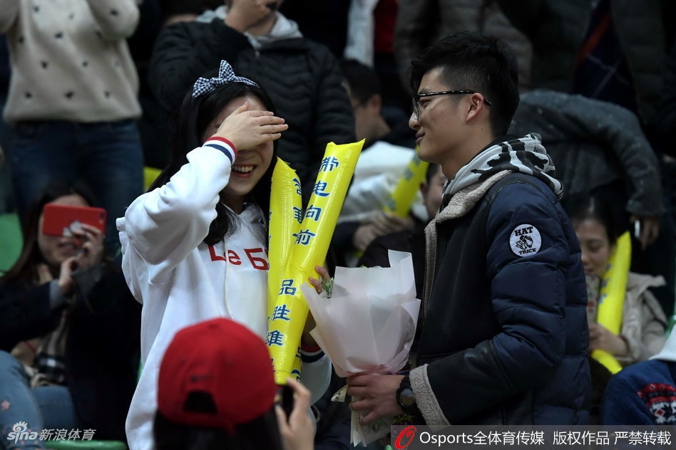 刚刚还在中场休息室为队友布置战术的哈达迪,此刻也放松了紧绷的表情,和队友们一起为这对新人鼓掌,铁汉柔情的反差萌感染了现场的每一位球迷。