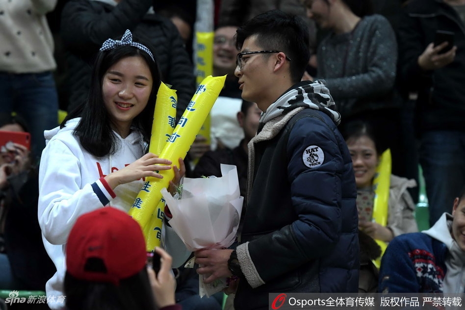 刘炜微笑着接过话筒,眼神中满是过来人的慈祥与祝福,他对着这对新人说着什么,似乎在叮嘱他们要永远珍惜此刻的幸福,现场气氛温馨至极。