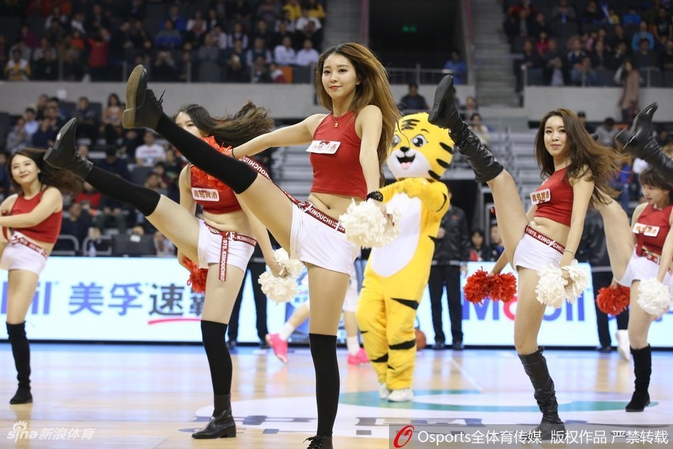 镜头拉近,一位啦啦队员正在聚精会神地完成一个跪地动作,她的眼神坚定而富有感染力,脸上洋溢着的灿烂笑容仿佛能驱散赛场上的一切紧张情绪,传递给球员们无限的信心与力量。