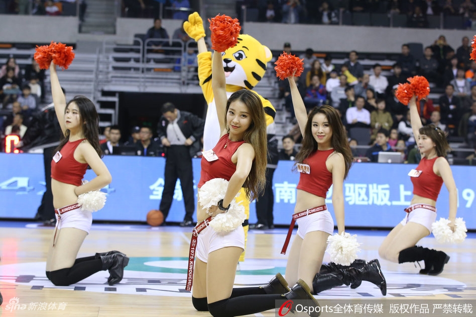 伴随着动感的节拍,几名队员同时完成了一个充满力量的跪地定格,她们的马尾辫随着动作在空中划出利落的弧线,蓝色的队服在球场灯光的照耀下显得格外耀眼,青春的活力在此刻尽情释放。