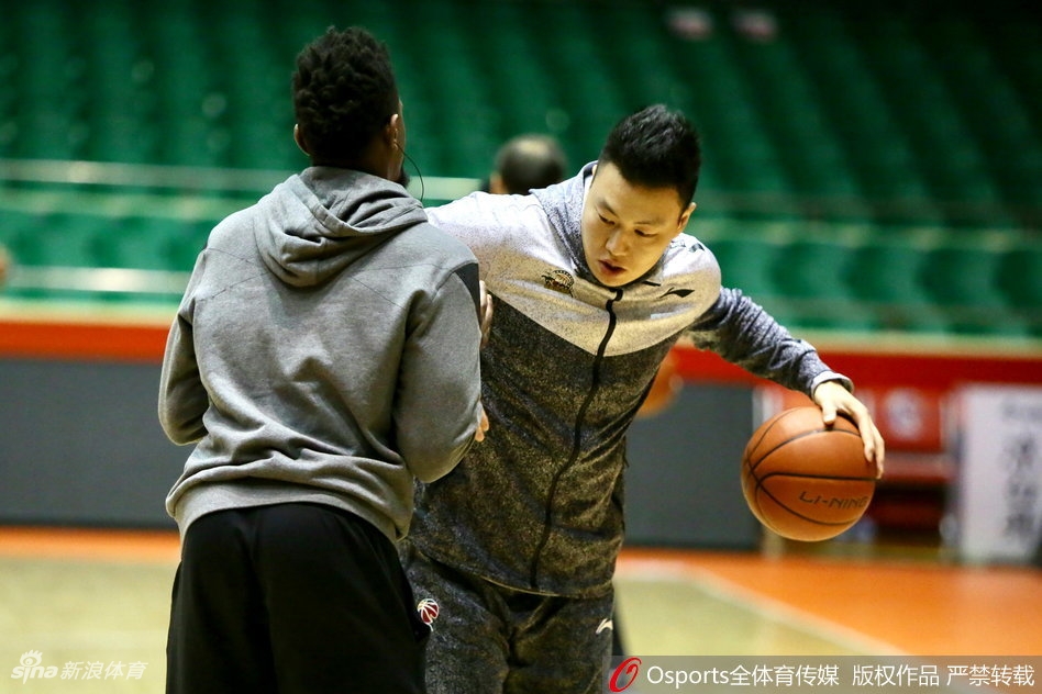 在柔和灯光下，可兰白克·马坎目光如炬，高高隆起的胸肌线条仿佛盔甲，无声诉说着休赛期的苦练，他是这支球队最坚固的盾牌。