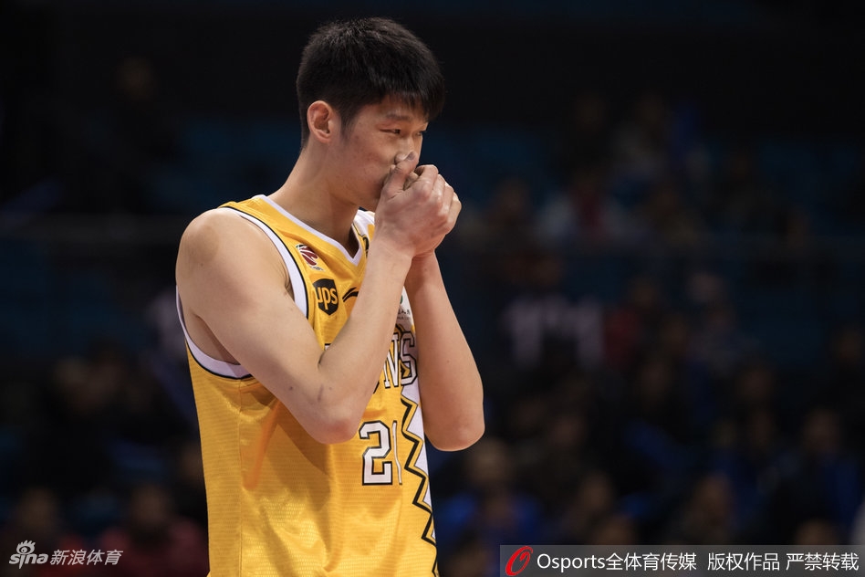 林志杰宝刀不老,用一记美如画的急停跳投为球队添上两分,他的身影是广厦队底蕴与经验的象征。