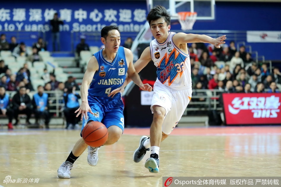 比赛哨响后,江苏肯帝亚队的球员们难掩激动之情,他们紧紧相拥,脸上洋溢着胜利的喜悦,仿佛要将这七年等待的所有压抑都释放出来。