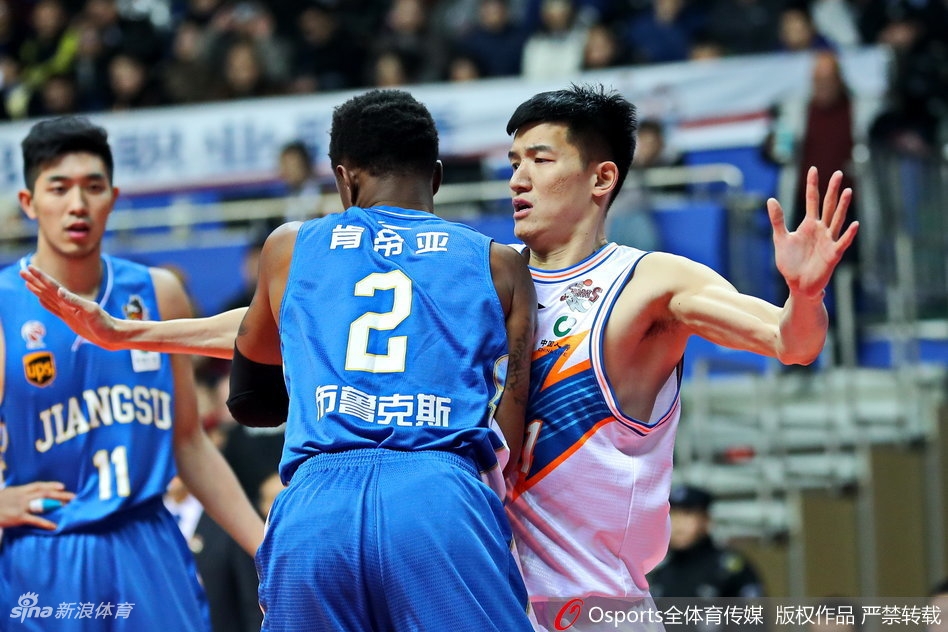篮下对抗激烈异常,江苏肯帝亚队的拉杜利察在与上海队张兆旭的卡位中占据上风,他奋力抢下前场篮板,为球队争取到二次进攻的机会,肌肉的碰撞彰显着比赛的残酷。