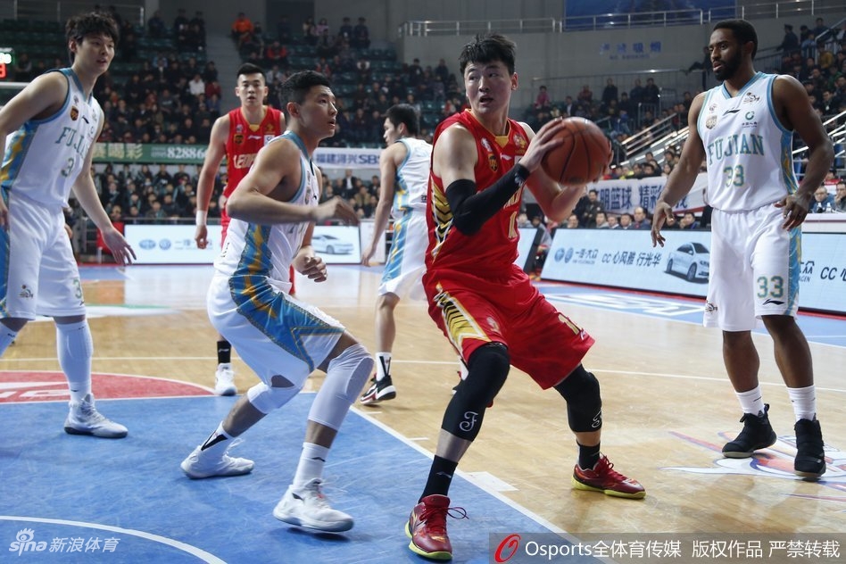 李慕豪和萨林杰在福建队禁区筑起铜墙铁壁,两人同时起跳,四只长臂完全罩住了福建队员的出手空间,这次成功的防守为深圳队最后的胜利奠定了基础。