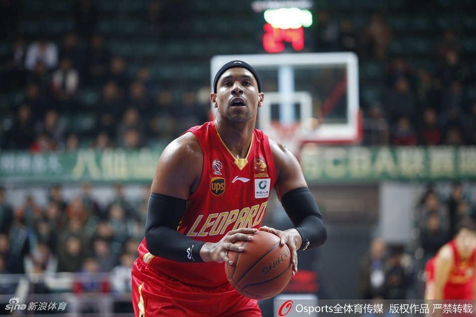 终场哨响,福建队员难掩失落之情,王哲林低头沉默离场,而深圳队的球员们则激动地聚在一起,庆祝这场来之不易的三连胜,冰火两重天的画面定格了竞技体育的残酷与魅力。