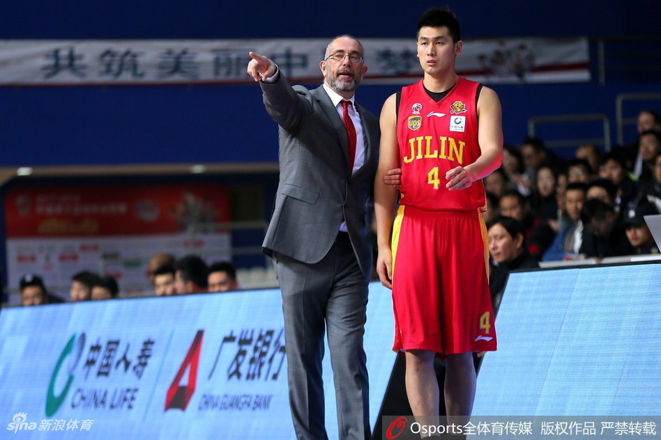 赛后，获胜的上海队球员们围聚在中圈，相互击掌庆祝这场来之不易的关键胜利，每个人的脸上都洋溢着如释重负的笑容。