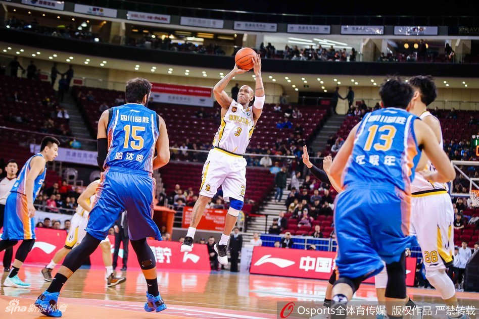 北控外援兰多夫在四川队员的层层包夹之下，如同猛虎出笼般强行上篮，眼神里满是对胜利的渴望。