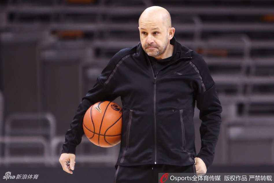 方硕在三分线外手起刀落，皮球划出完美弧线穿心而过，他用坚定的手势告诉队友，外线的火力就交给我们。