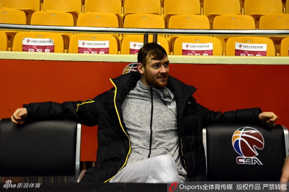 队长吴轲在防守端张开双臂宛如铁索横江，他用经验死死卡住对手的前进路线