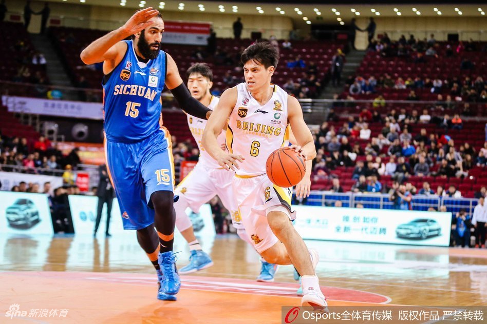 四川队外援迪奥古迎着防守人，坚决地出手三分，篮球在空中划出一道美丽的弧线，这是他全场火热手感的最好证明。