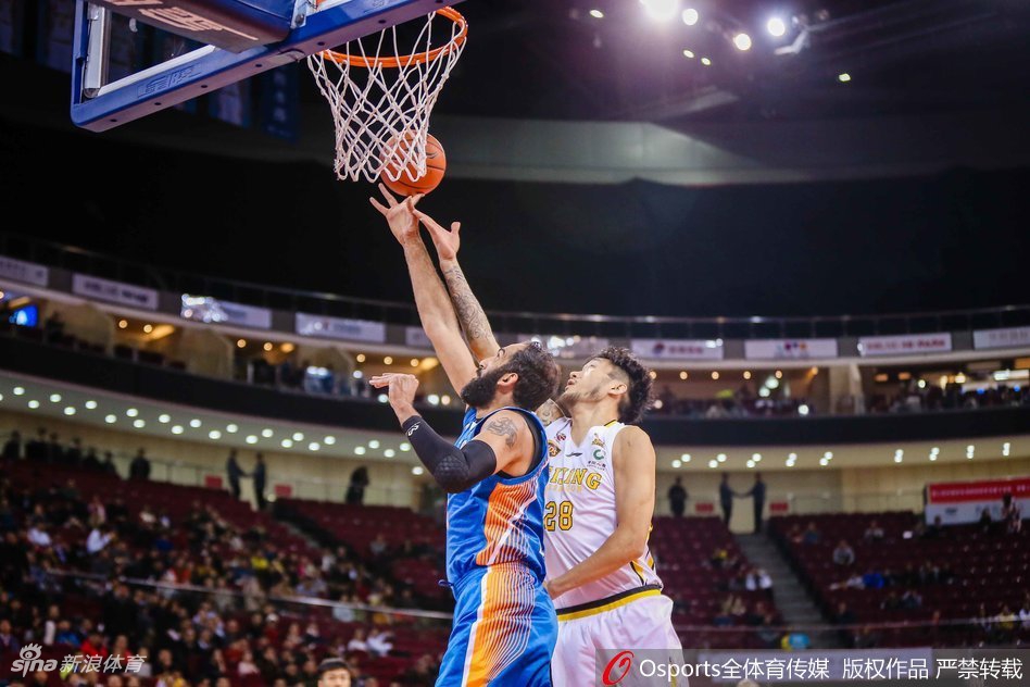 老将马布里如闪电般突破对手防线，上演标志性的上篮，全场球迷为之沸腾，仿佛让人看到了他昔日在NBA的风采。