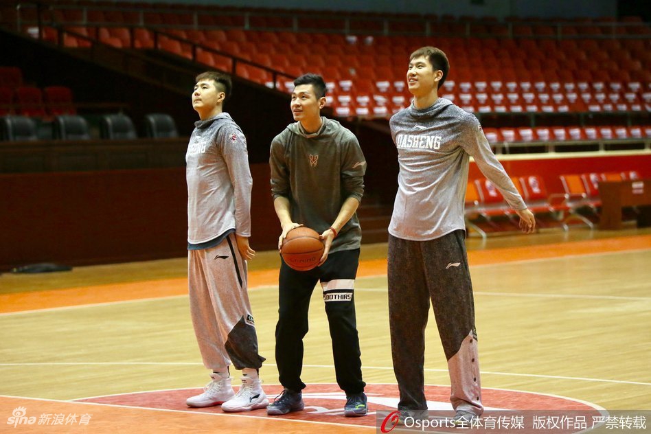 内线球员在低位要球,与外援进行挡拆配合练习,肌肉碰撞声此起彼伏