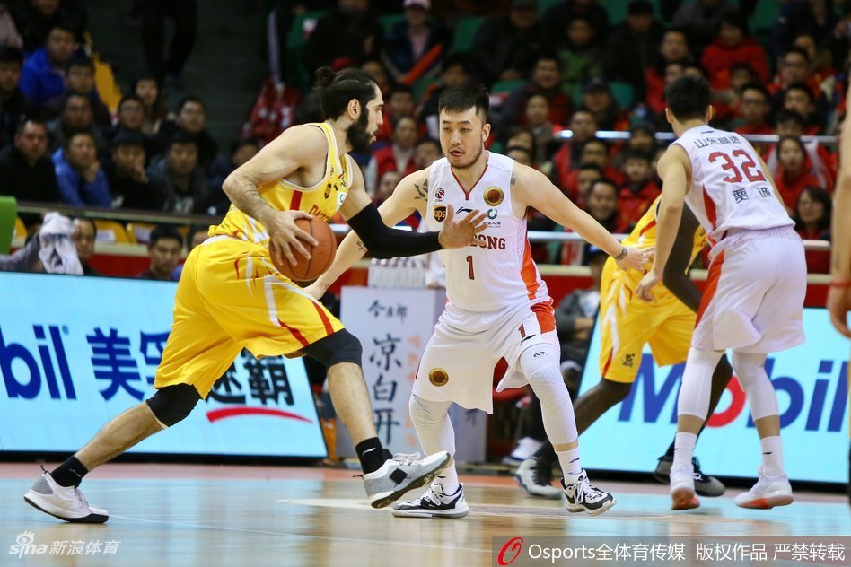 劳森妙传瞬间!泰-劳森面对防守,眼神看向远方,却突然送出一记手术刀般的背后传球,队友接球后直接形成攻击篮筐的机会