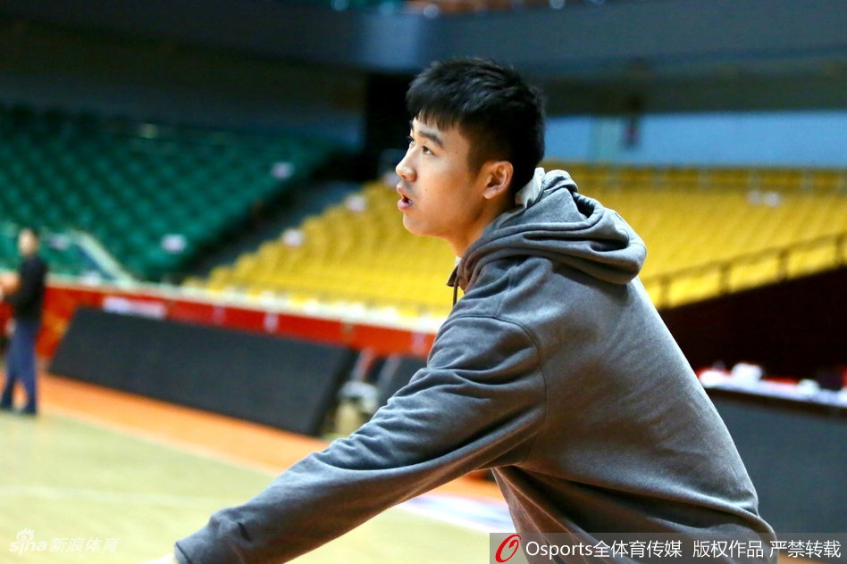 镜头拉近,小丁在拉伸放松时表情管理彻底‘失控’,他张大嘴巴打着哈欠,眼角似乎还挂着一丝困倦的泪花,与平日硬汉形象形成鲜明对比,活脱脱一个没睡醒的迷糊娃娃。