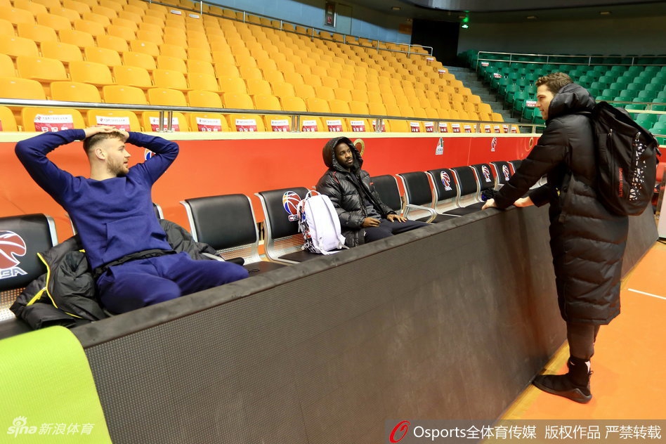 丁彦雨航在训练间隙裹着厚厚的棉服,双手缩在袖口里,眼神中带着一丝慵懒与好奇,像一只在寒冷冬日里刚从窝里探出脑袋的小松鼠,憨态可掬。