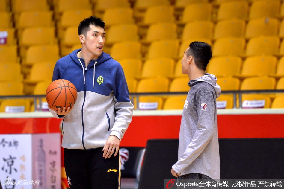 小丁在体能教练的指导下进行核心力量训练,他趴在地上努力完成动作,脸颊因用力而微微鼓起,像一只正在努力攀爬树叶的树袋熊,认真又笨拙的样子让人忍俊不禁。