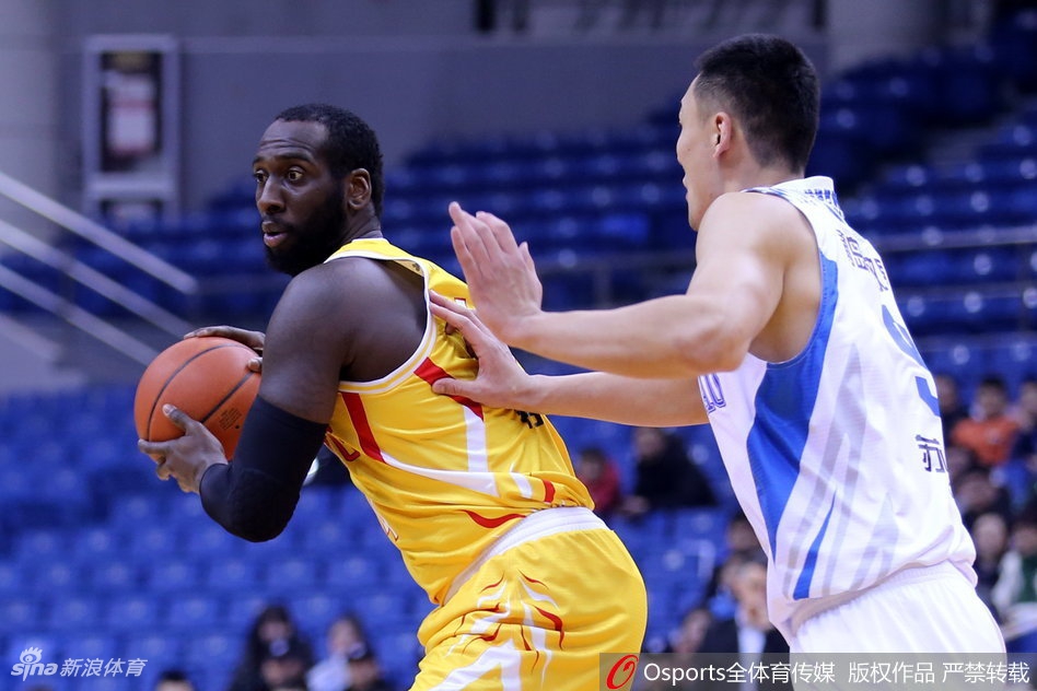 青岛队刘书楠如闪电般快攻反击，面对空篮轻盈上篮，点燃全场球迷激情