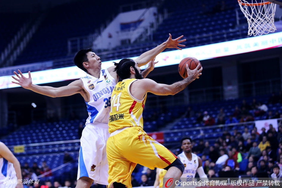 青岛队外援梅斯如同内线巨塔，在三人围堵中依然强硬摘下篮板，霸气尽显