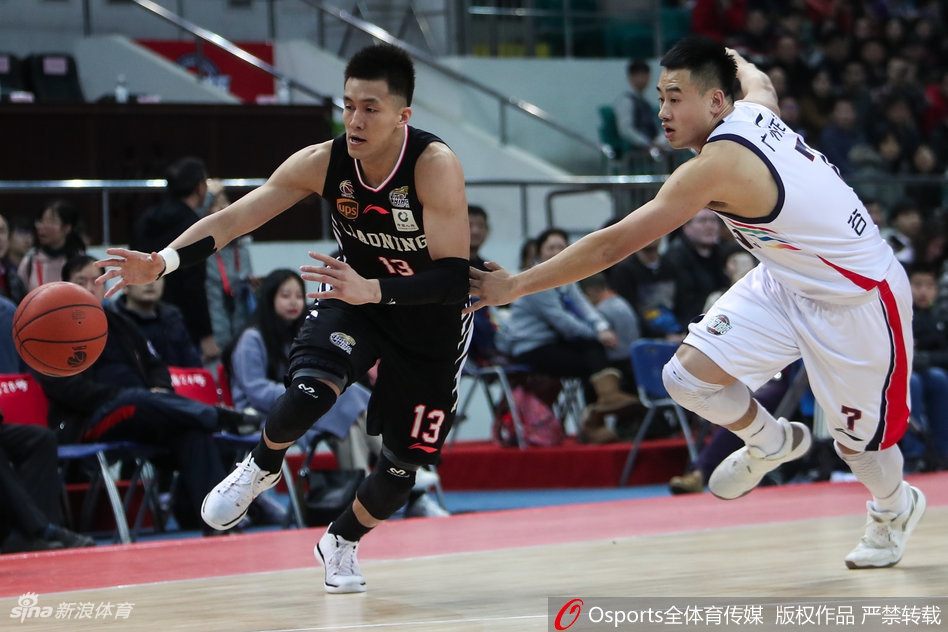 辽宁队韩德君在篮下凭借庞大的身躯卡住位置,面对多人合围依然强硬摘下前场篮板,眼神中透露出对胜利的无限渴望。