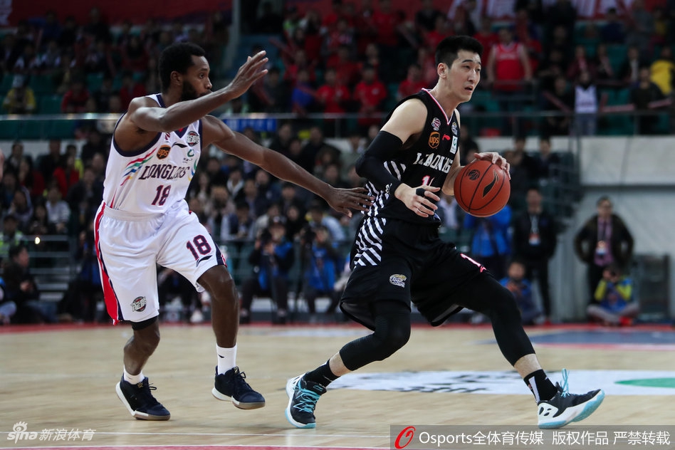广州队年轻中锋范子铭面对老大哥韩德君,毫无惧色地跃起封盖,这次成功的防守让场边的替补席瞬间沸腾。