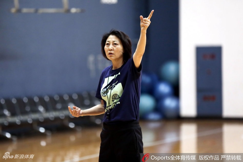 夕阳透过训练馆的窗户洒在地板上，队员们在进行最后的放松慢跑。拉长的影子与光洁的地板交相辉映，虽然身体疲惫，但心向远方，她们正用每一天的坚持，去追逐心中的篮球梦想。