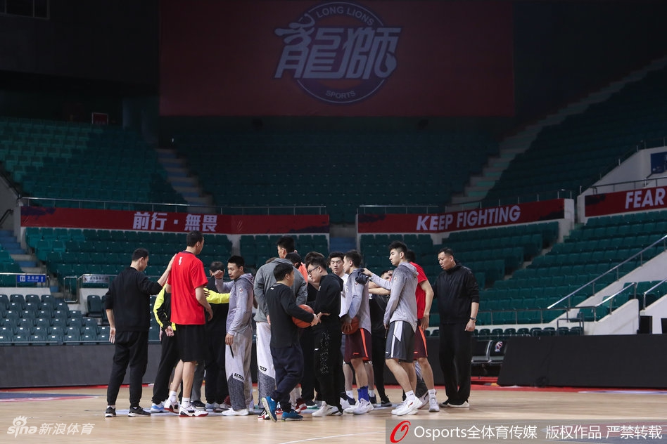 主帅崔万军双手抱胸站在场边，神情严肃地注视着场内，他手中的战术板写满了针对辽宁队的防守策略。