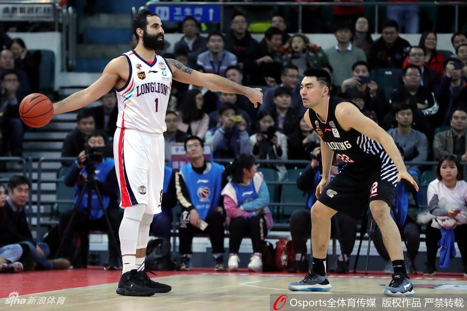 广州队汉斯布鲁在辽宁队内线群中强行起跳,以一敌三完成势大力沉的单手劈扣,展现了不可阻挡的洪荒之力。