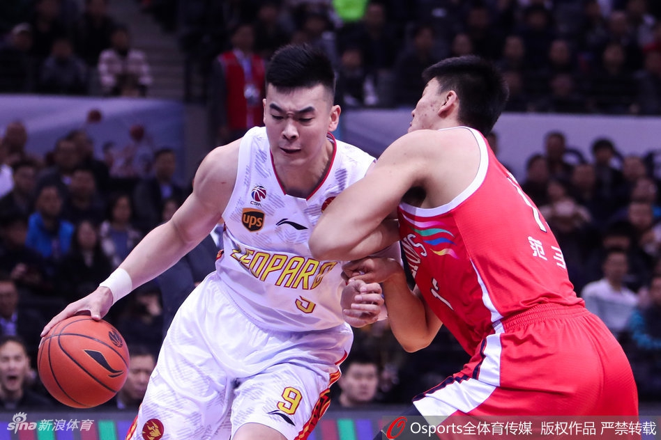 深圳外援萨林杰背身单打，凭借强壮的身体顶开防守，柔和的手感让篮球稳稳落入篮筐。