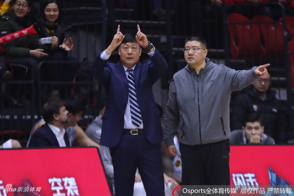 浙江队核心吴前在暂停时神情落寞，双手叉腰，大口喘着粗气，额头上豆大的汗珠清晰可见，眼神中充满了不甘与失落。