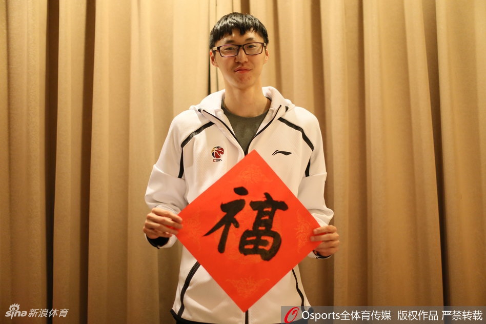 最后一张全家福将气氛推向了高潮。全体教练组与队员簇拥在一起，有人高举着“福”字，有人调皮地探出脑袋。这张大合影不仅是那个赛季的留念，更像是一个大家庭的团圆饭。在春节这个最重要的节日里，八一男篮用最传统的方式，向万千球迷道出了一声最诚挚的：过年好！