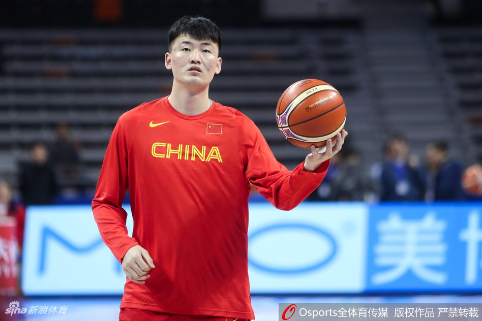 韩德君在低位要球,庞大的身躯在内线形成绝对优势,队友正试图将球传入。