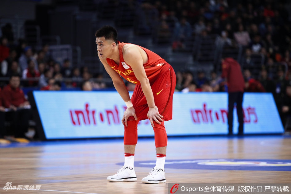 易建联在全场砍下37分6篮板后，神情疲惫地望向记分牌，创下国家队生涯得分新高的夜晚却未能换来一场胜利，难掩失落之情。