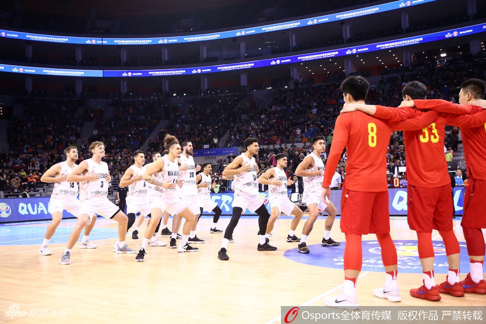 黑衣战士们半蹲着马步，眼神凌厉如鹰隼，整齐划一的抬手动作仿佛瞬间凝固了时间，一股无形的威严之气扑面而来。