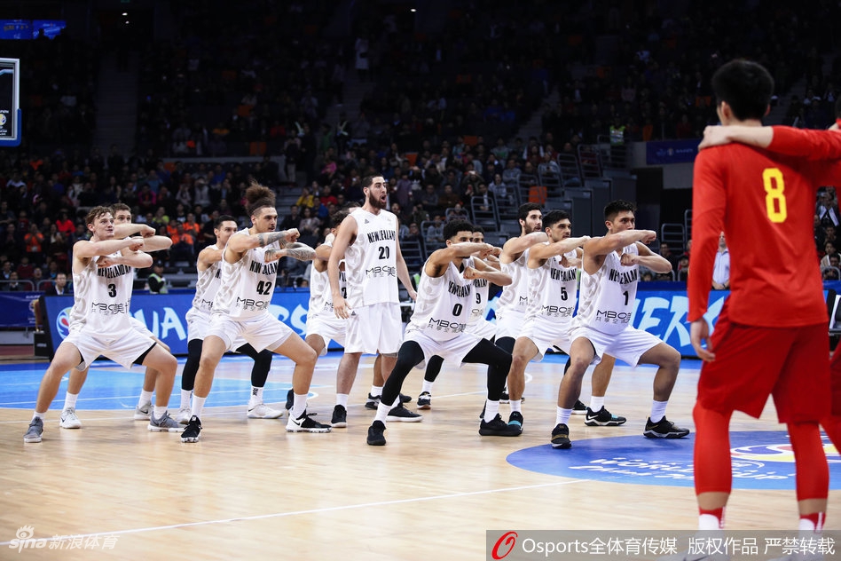 队员们目光坚毅地望向远方，口中呼喝出的古老战词仿佛化作了可见的声浪，每一个细节都透着不容侵犯的威严和必胜的信念。