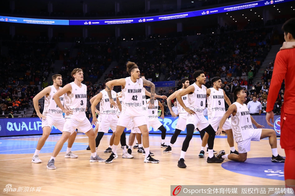 全队紧密列成箭头阵型，在赛场中央同频共振，每一个高举的手臂都如同战士出鞘的利剑，集体的力量在此刻汇聚成一股无法撼动的洪流。