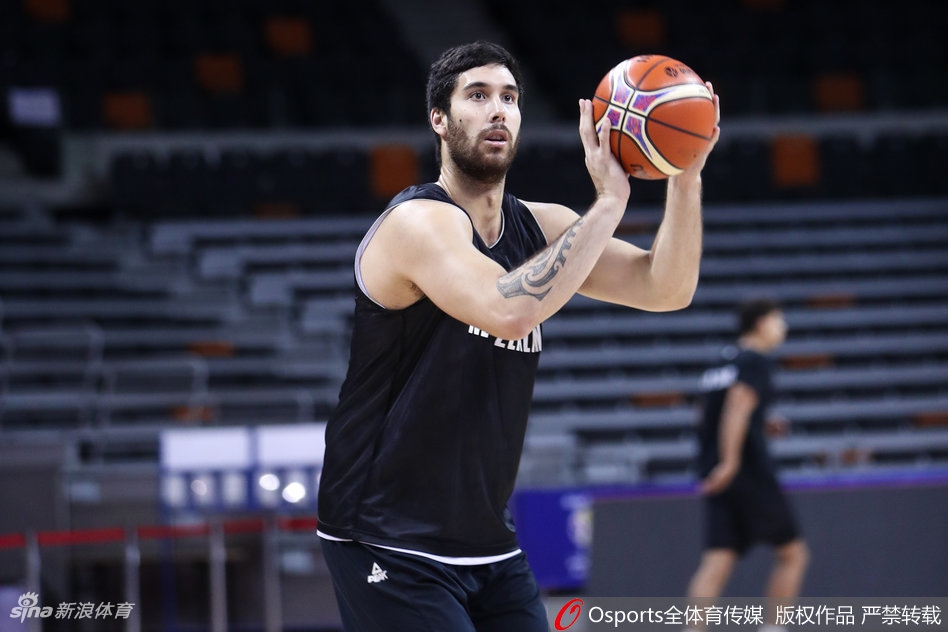 全队球员围成一个紧密的圆圈,集体呐喊助威,每个人的脸上都写满了斗志和对胜利的渴望。