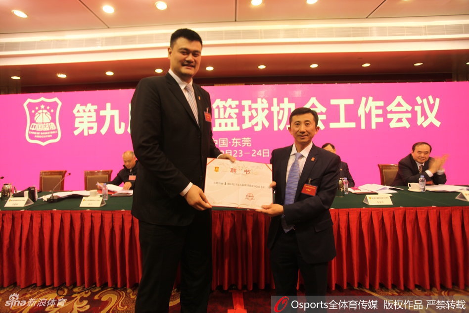 面对媒体的镜头，姚明在会后被团团围住，他从容不迫地回答着每一个问题，闪光灯映照出他那张既熟悉又充满坚毅神情的脸，仿佛在无声地传递着对未来的担当。