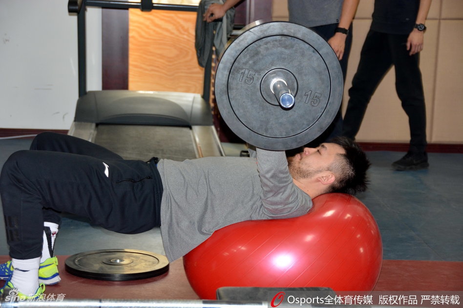 外援琼斯在篮下展现出强大的统治力,他高高跃起,用一记势大力沉的单手劈扣终结进攻,引得场边队友阵阵喝彩。